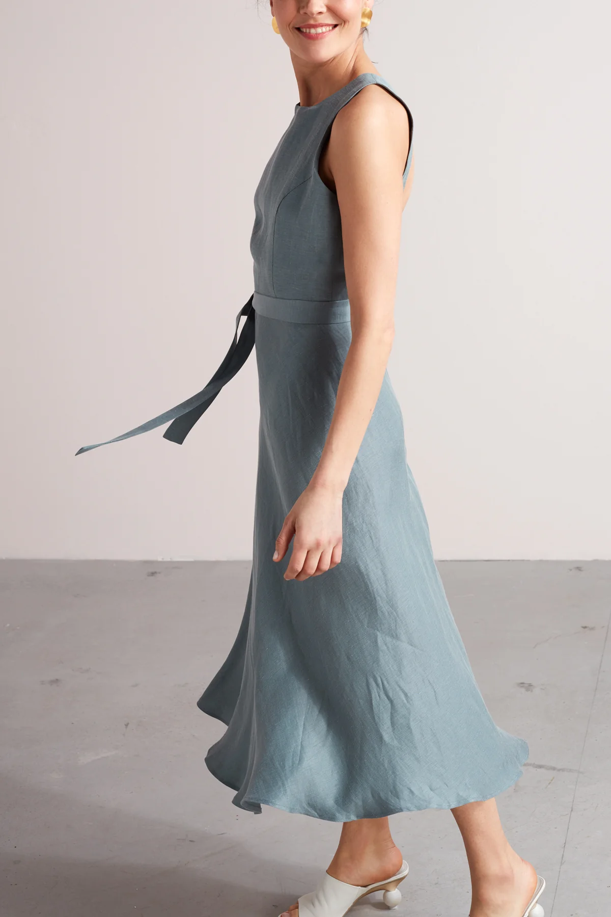 AMILA open back linen midi dress in dusty blue - Image 2
