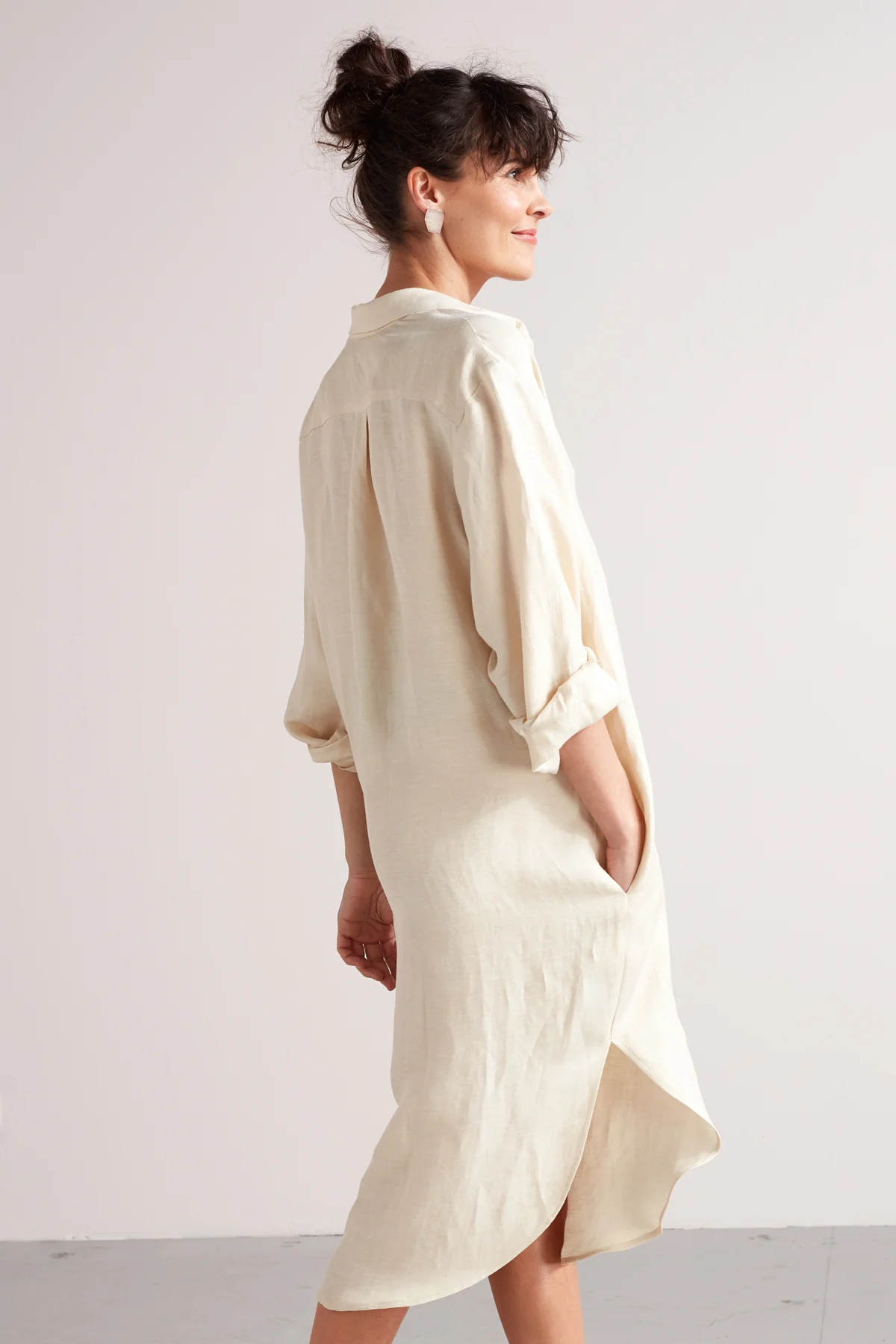 ANRI midi linen shirt dress in light cream - Image 4