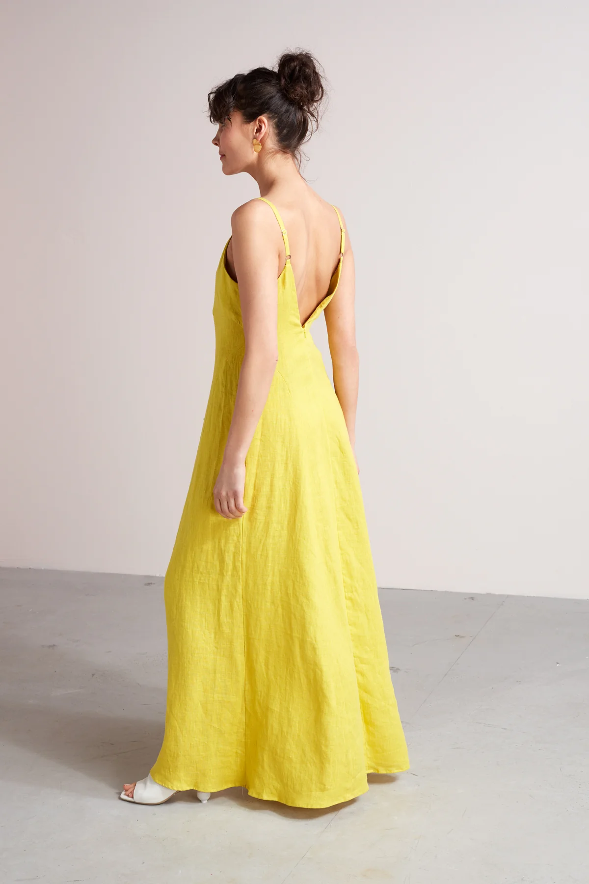 ELONA maxi linen summer dress in lemon yellow - Image 2