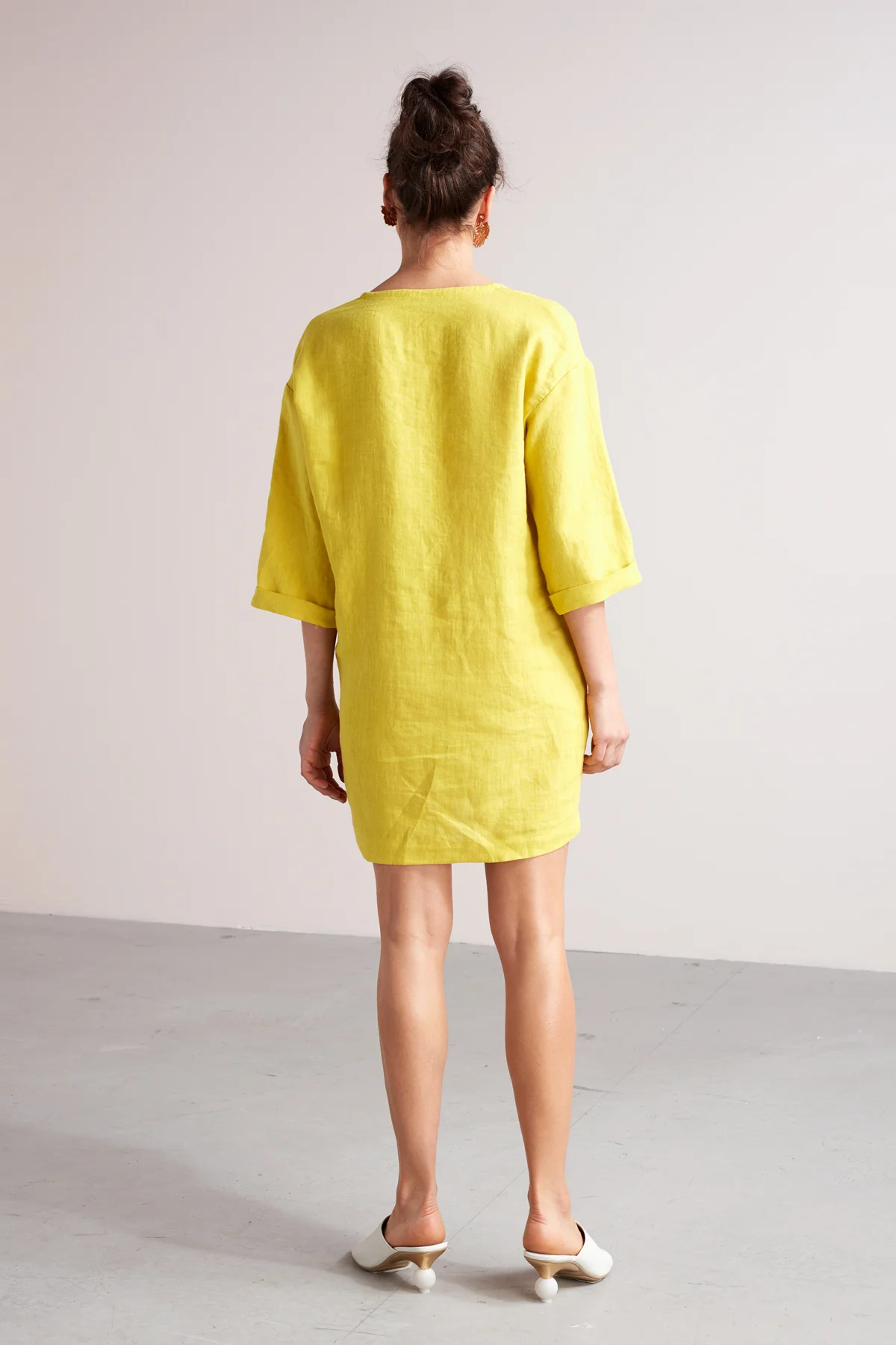 ELSA mini linen tunic dress in lemon yellow - Image 3