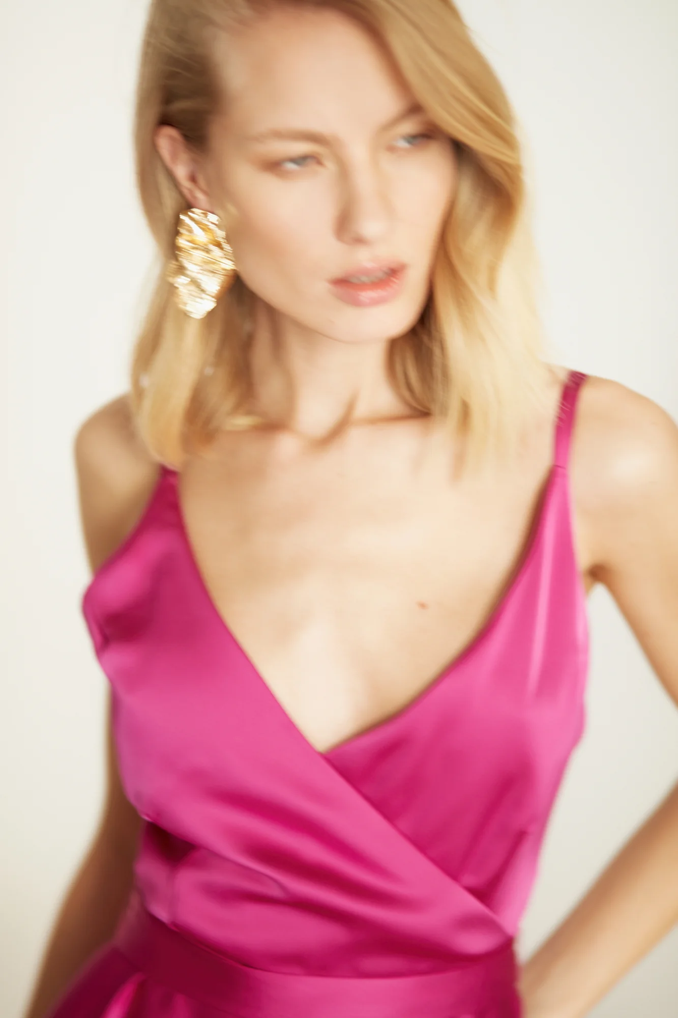 FREYA fuchsia pink satin long evening dress - Image 8