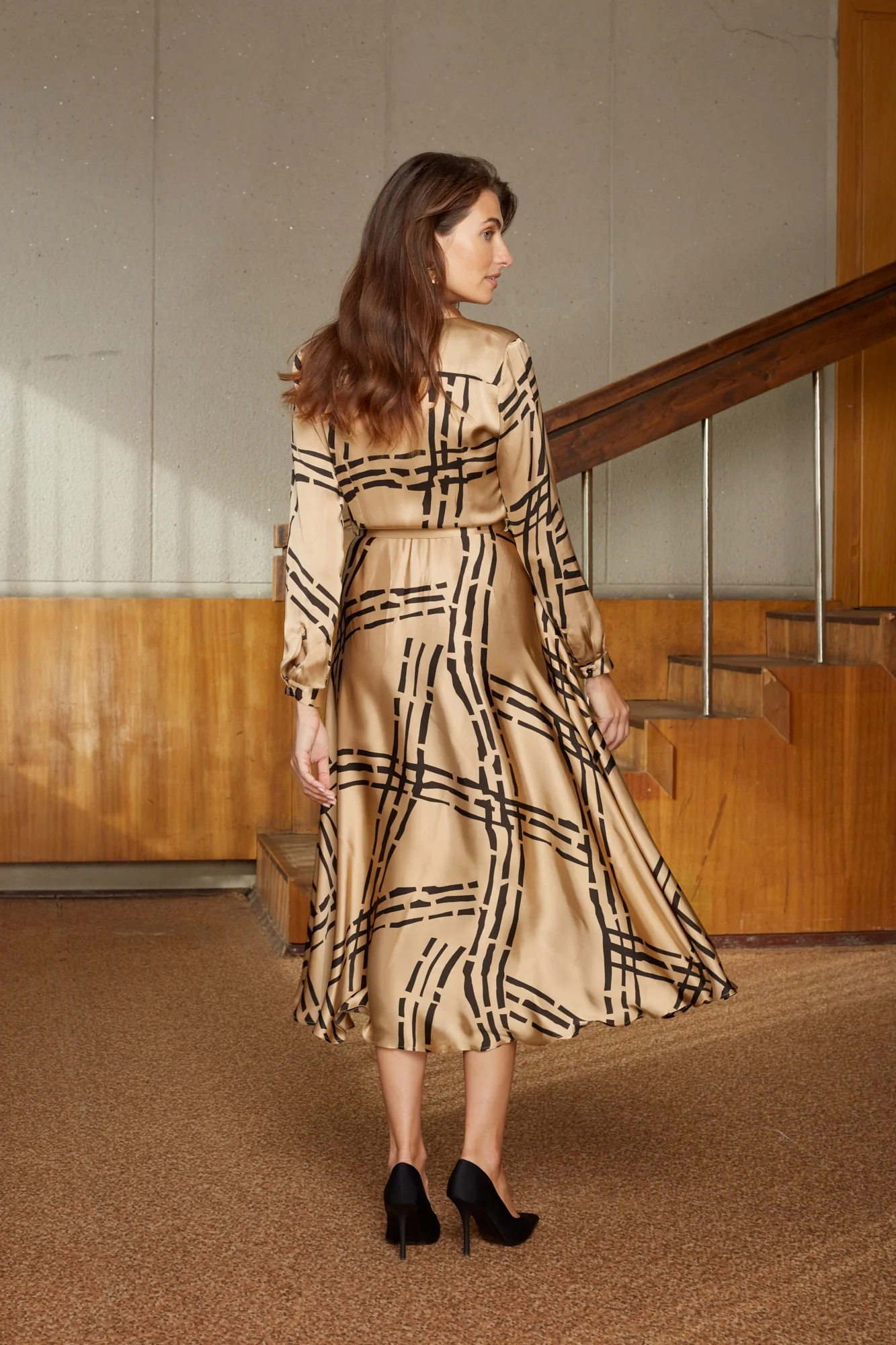 GEMMA beige graphic print midi shirt dress - Image 6