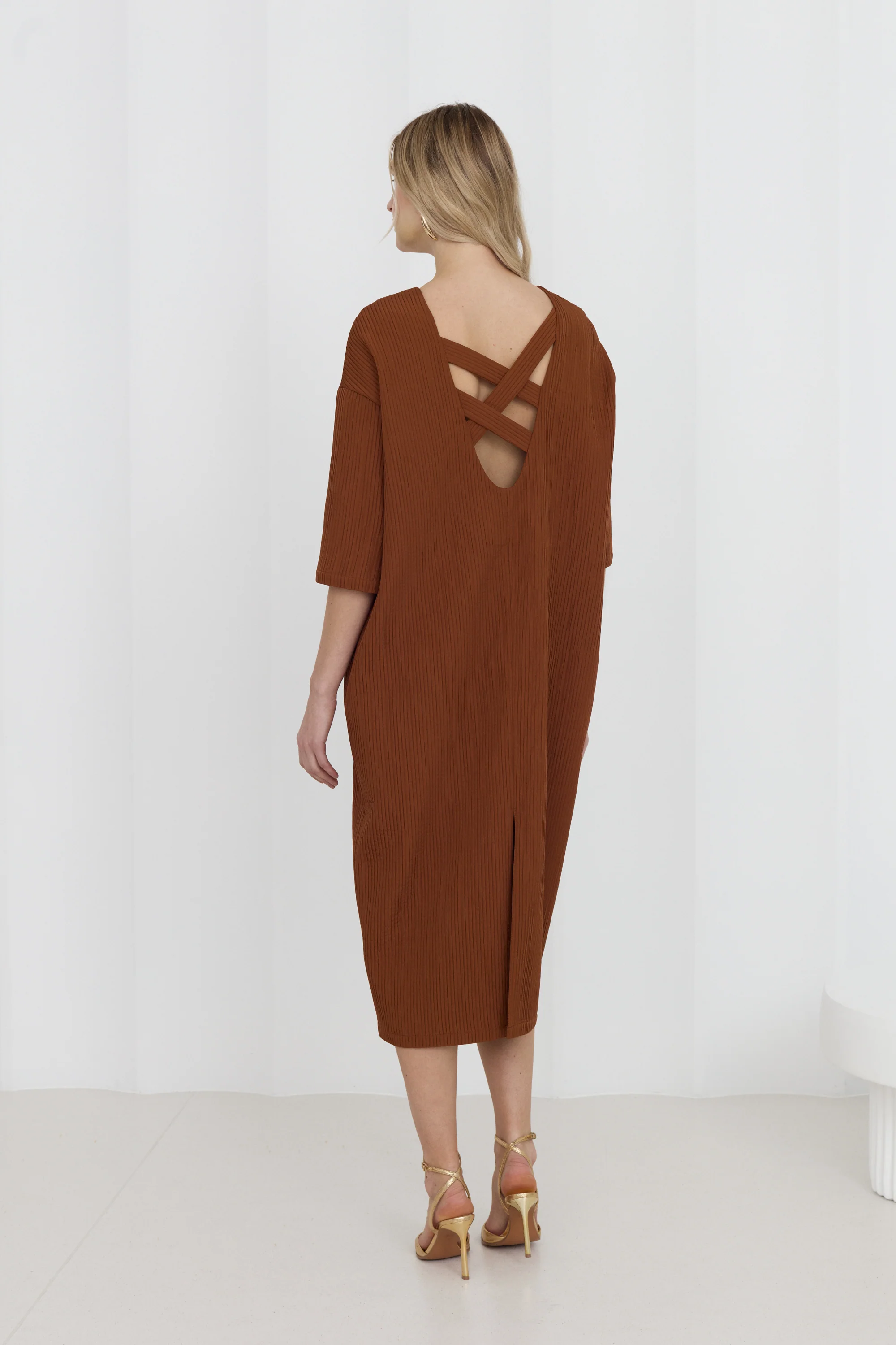 LEONA Brown Midi Dress with Open Back and 3/4 Sleeves - Image 3