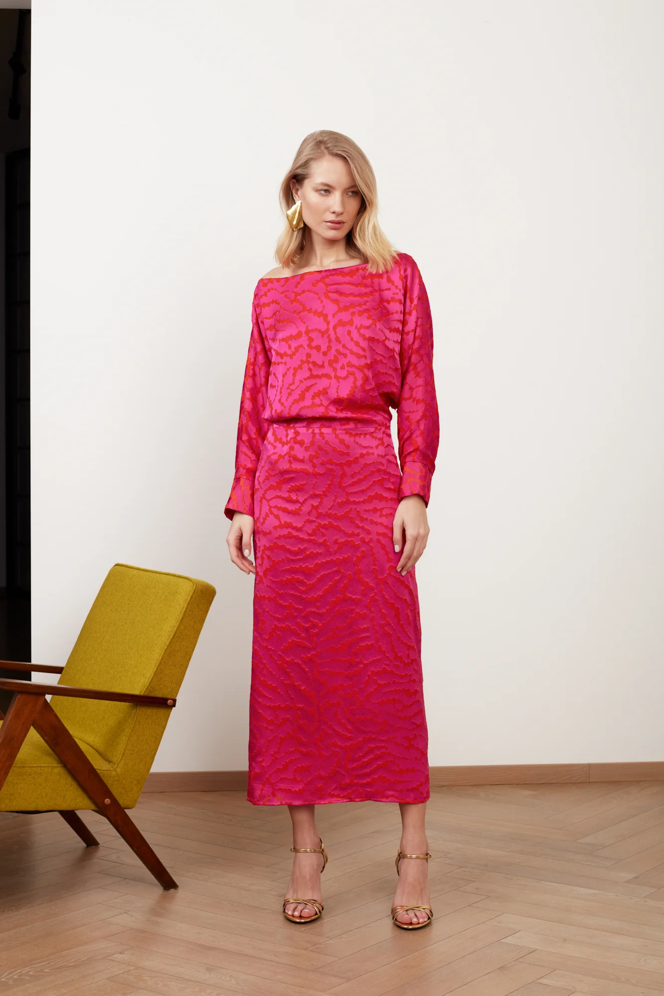 LIBRA red fuchsia print off-the-shoulder midi dress - Image 3