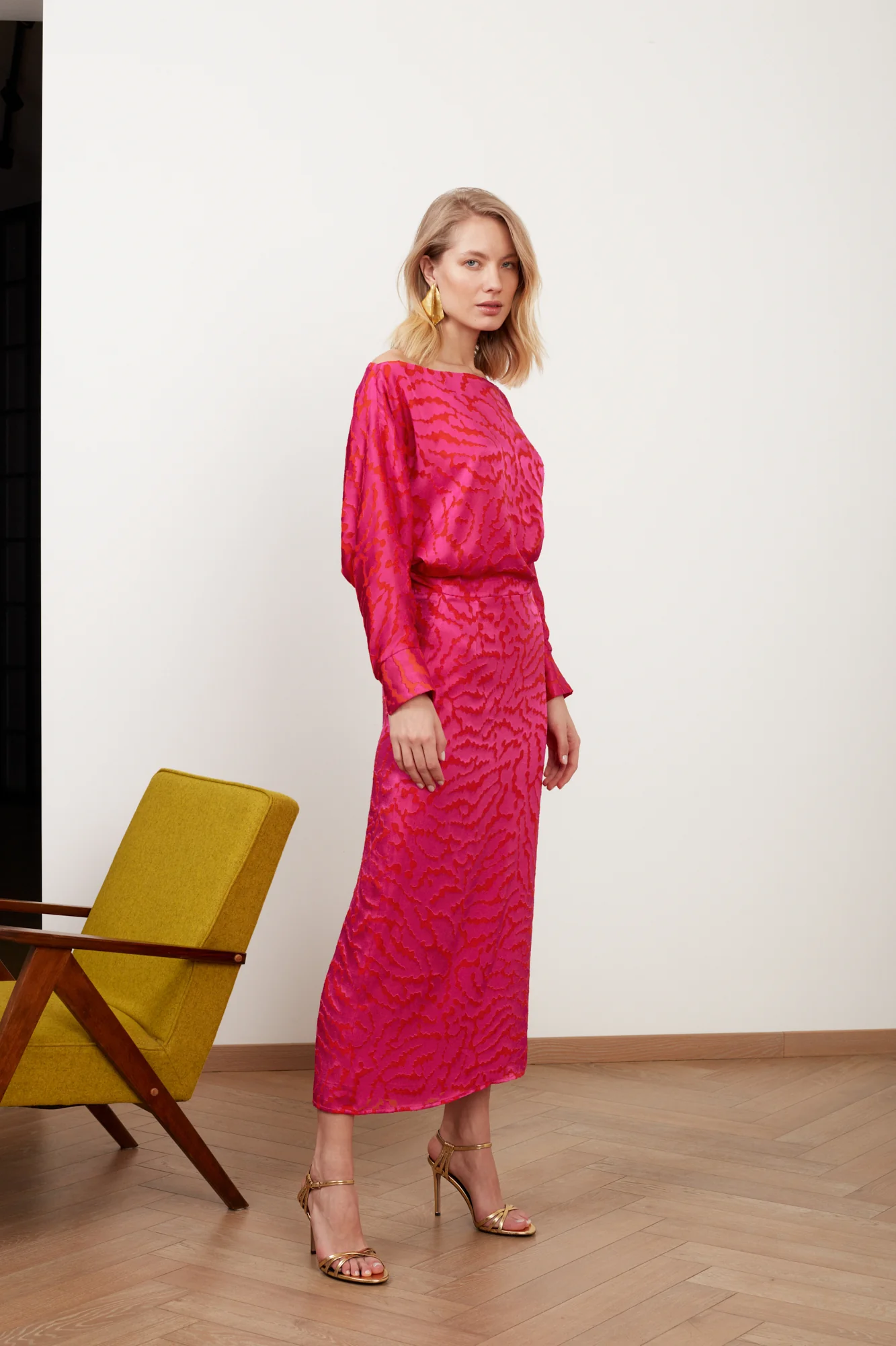 LIBRA red fuchsia print off-the-shoulder midi dress - Image 4