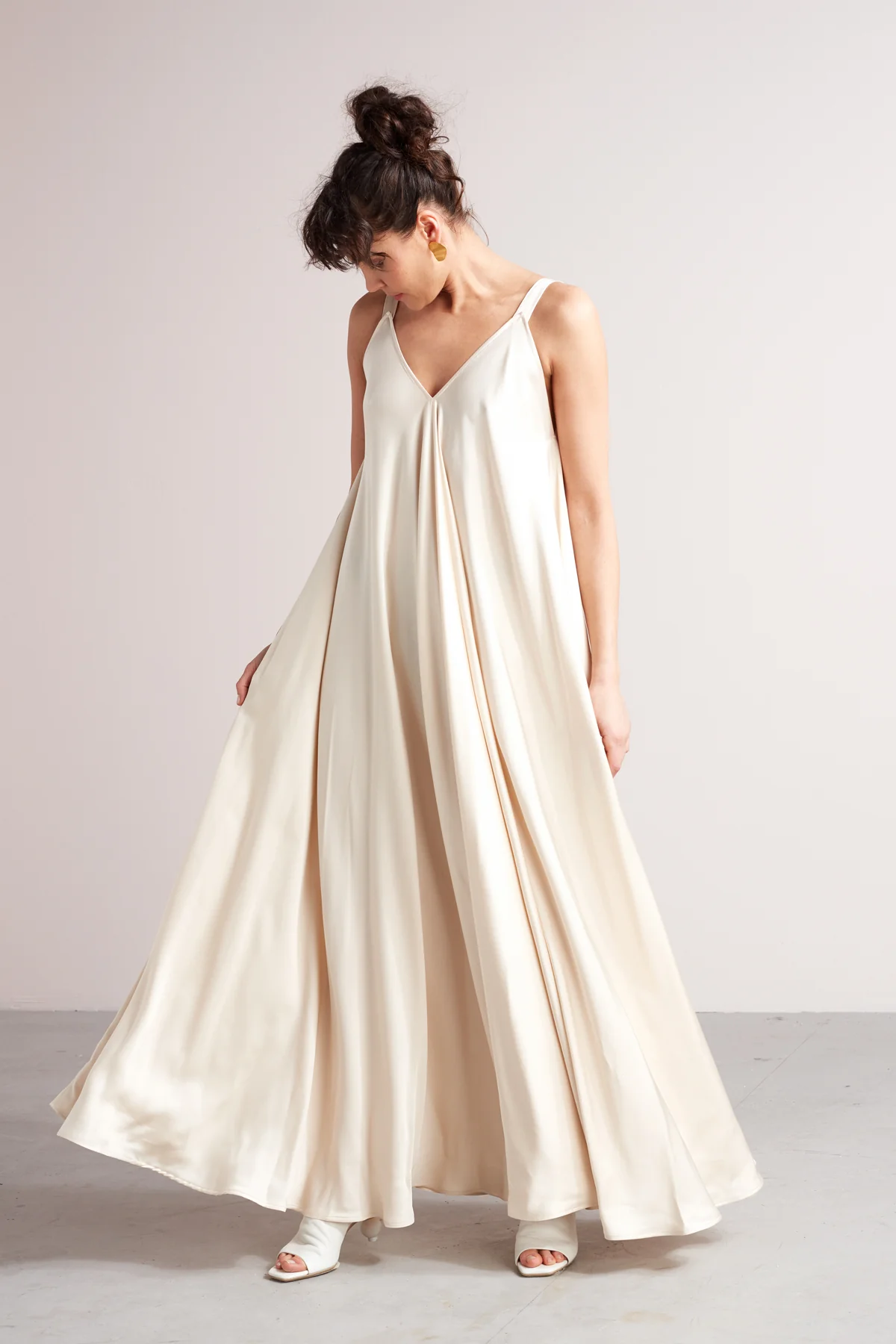 MALIA fluttering maxi dress in light cream - Image 3