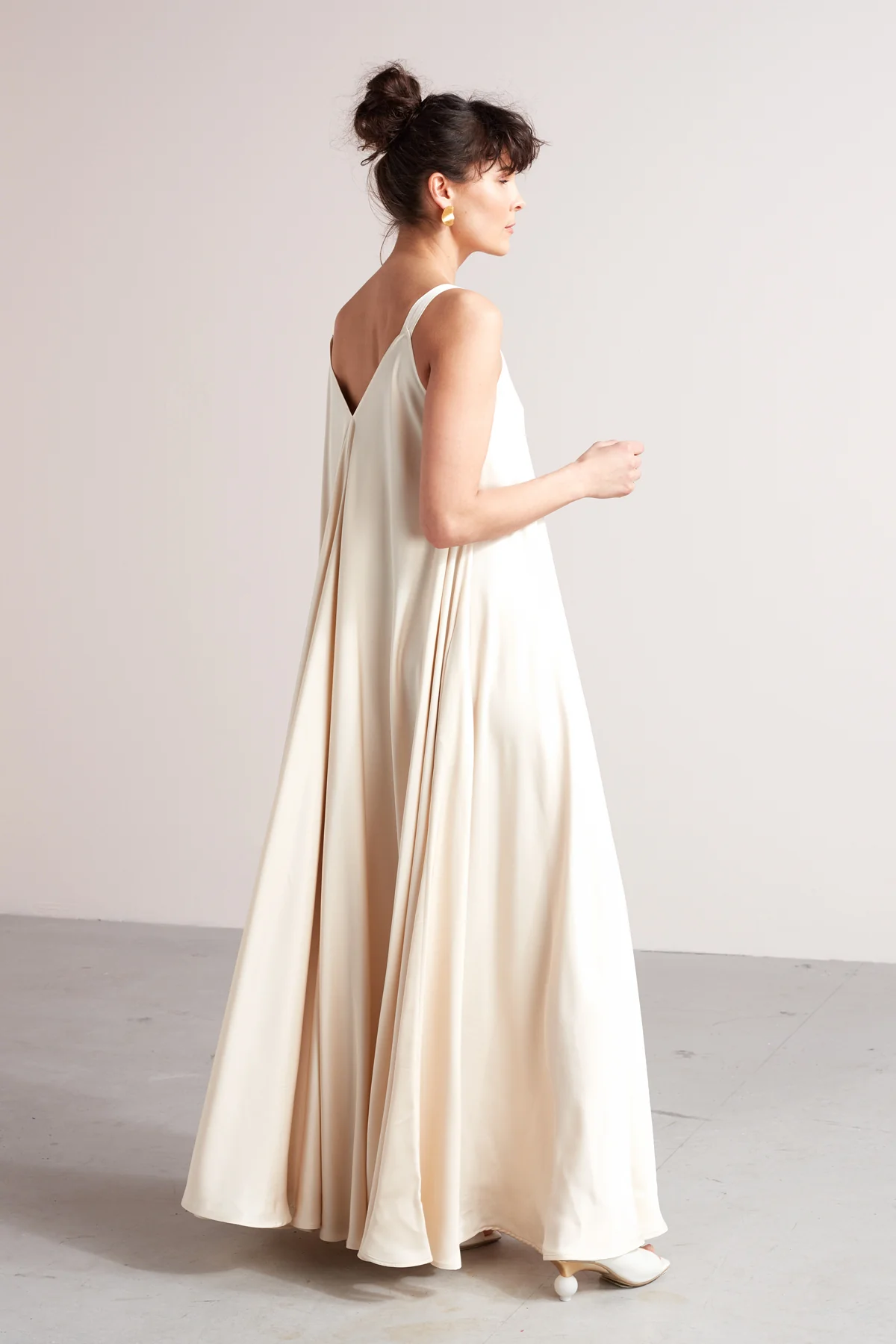 MALIA fluttering maxi dress in light cream - Image 4