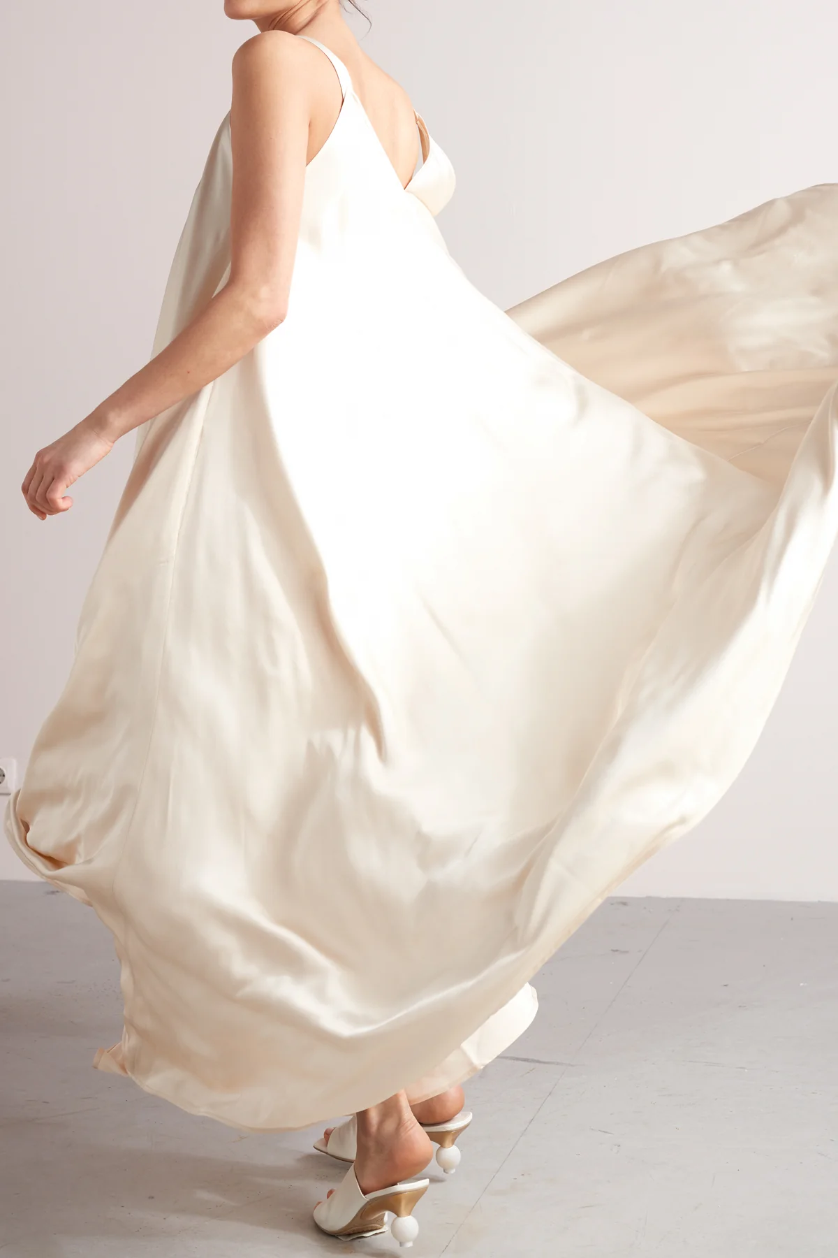 MALIA fluttering maxi dress in light cream - Image 5