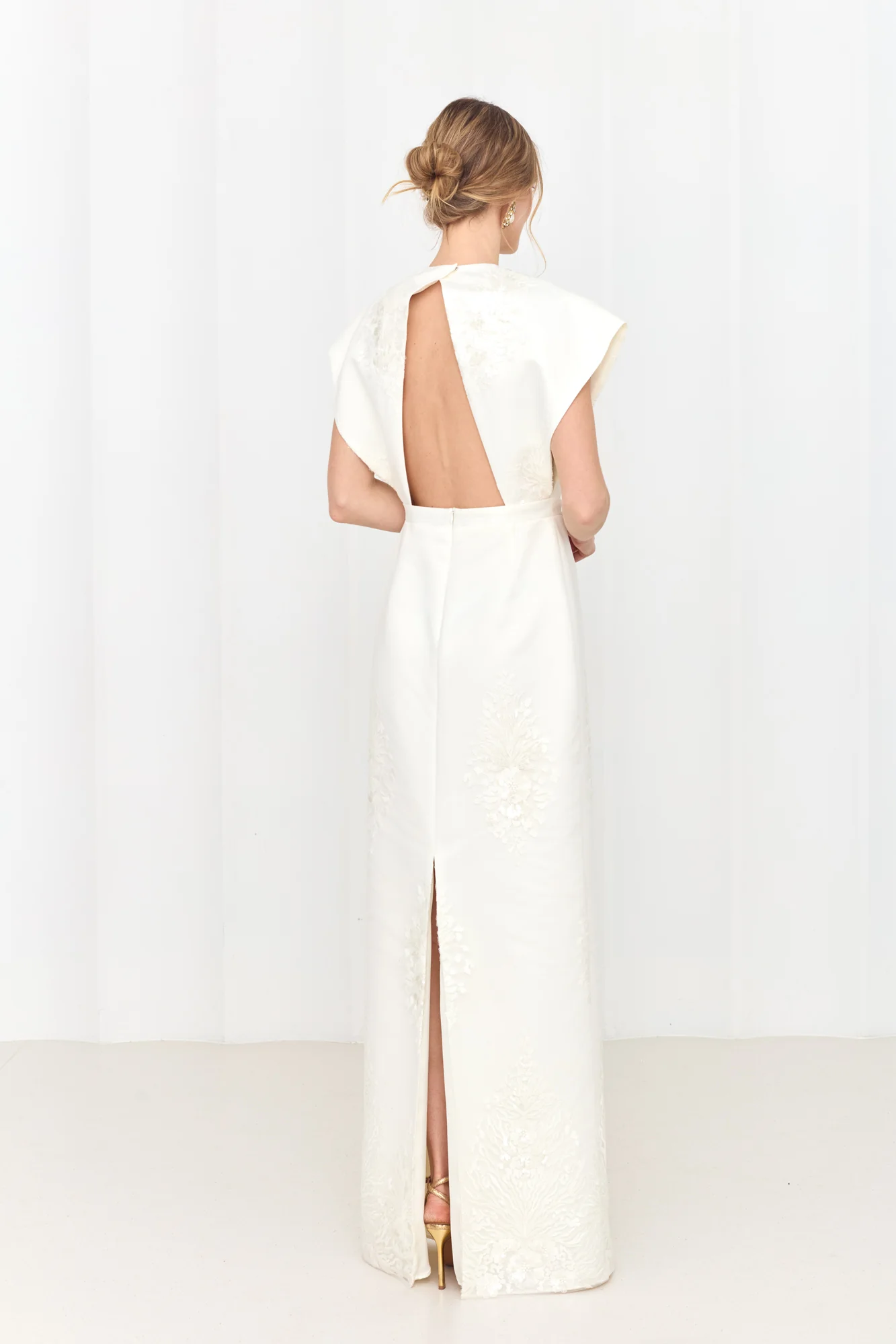 MANTAGA Structured Elegance Maxi Wedding Dress - Image 4