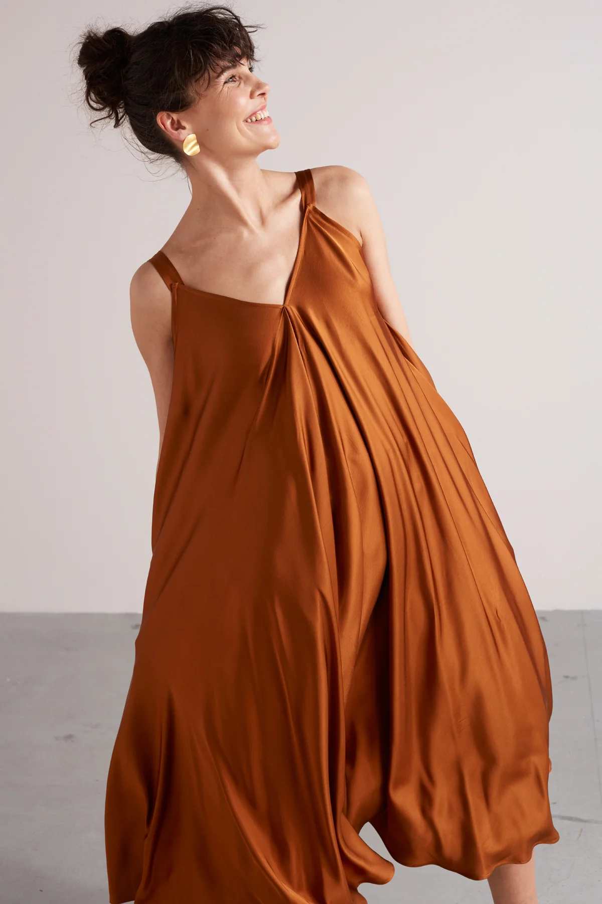 MONA fluttering midi dress in bronze - Image 3