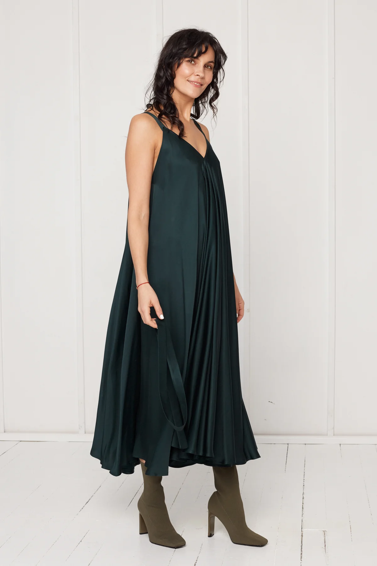 MONA fluttering midi dress in dark green - Image 3