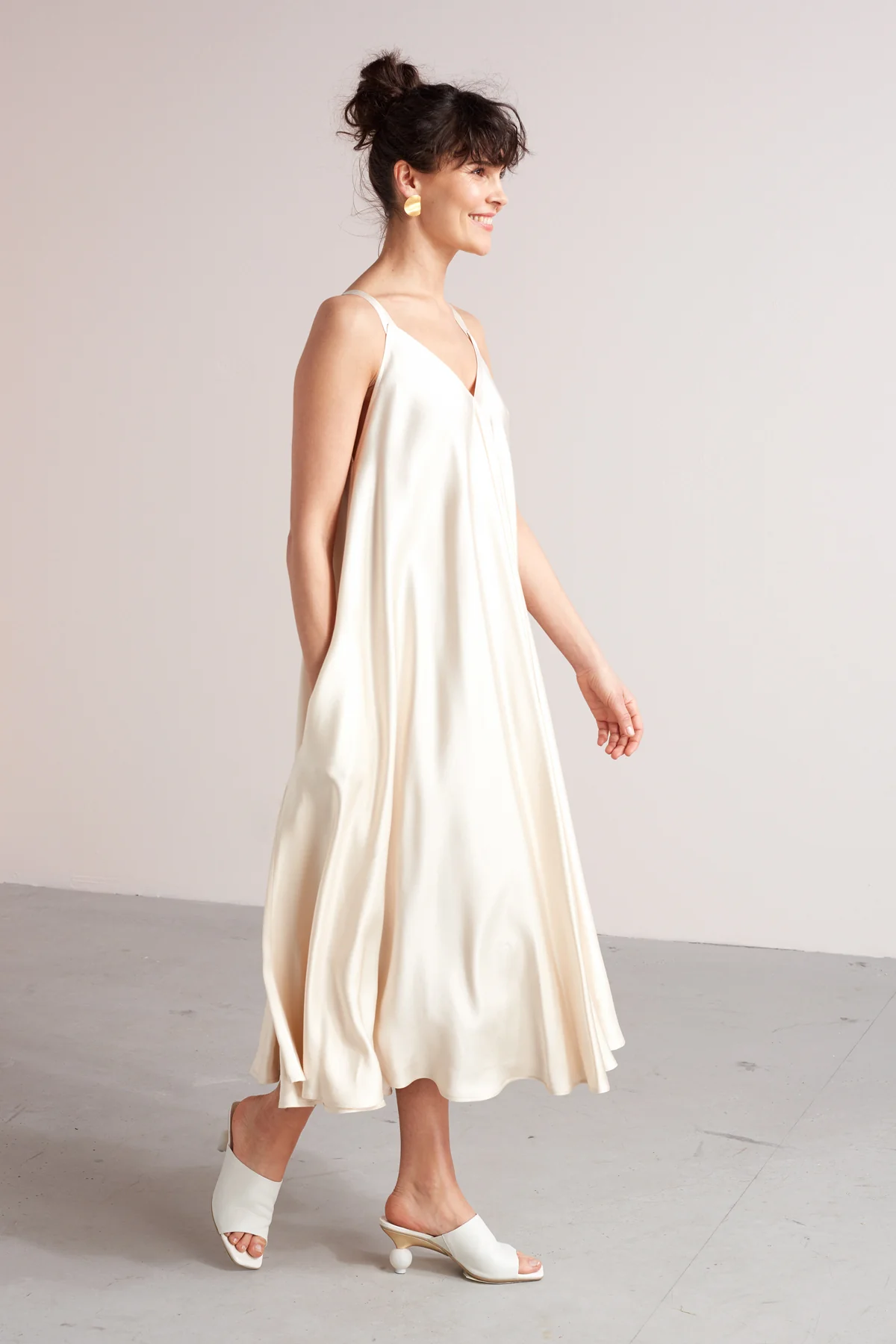 MONA fluttering midi dress in light cream - Image 2