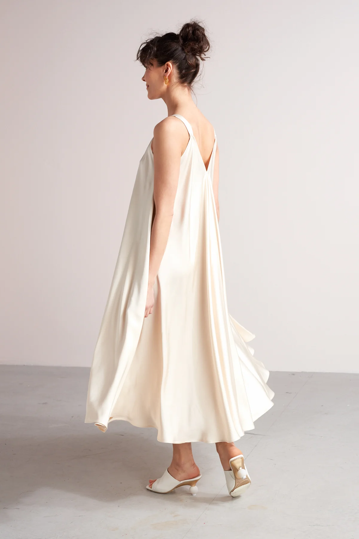 MONA fluttering midi dress in light cream - Image 4