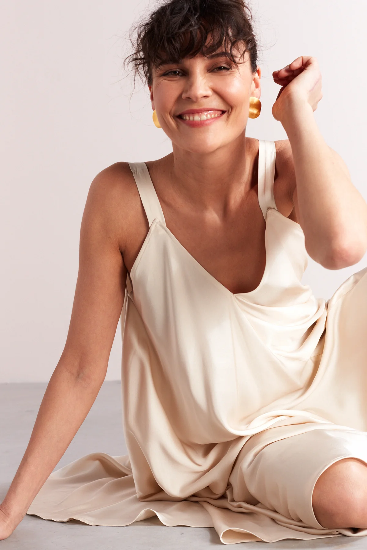MONA fluttering midi dress in light cream - Image 5