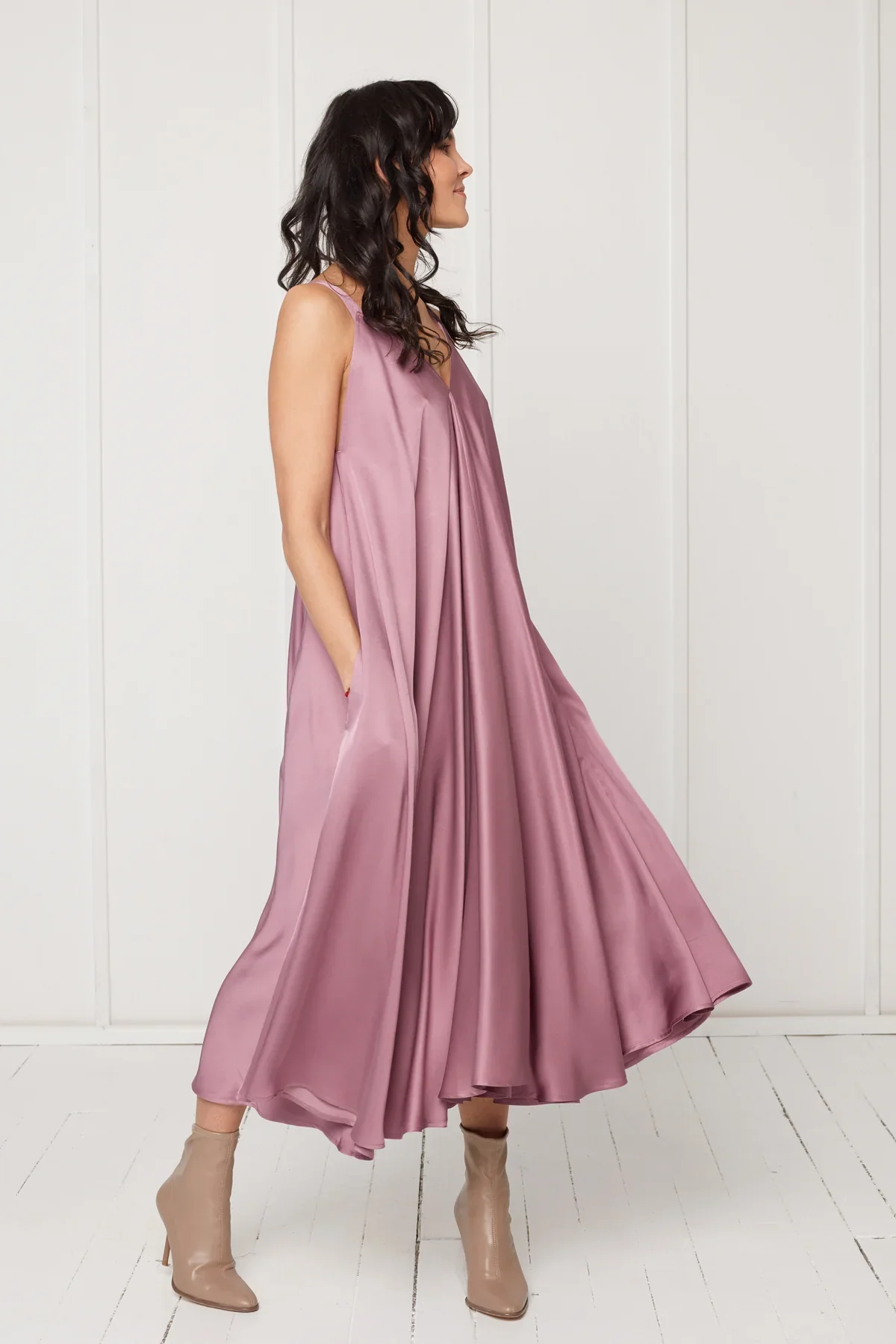 MONA fluttering midi dress in purple - Image 3