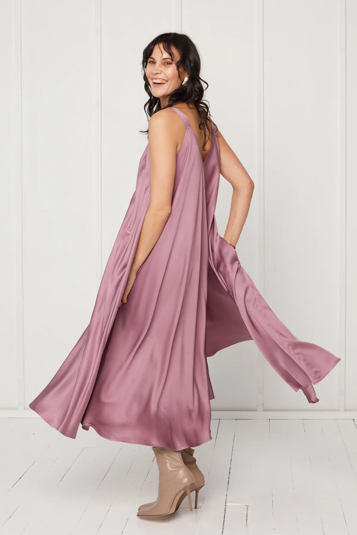MONA fluttering midi dress in purple - Image 5