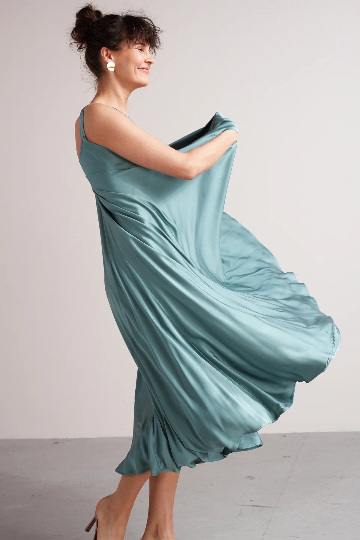 MONA fluttering midi dress in stone blue - Image 3