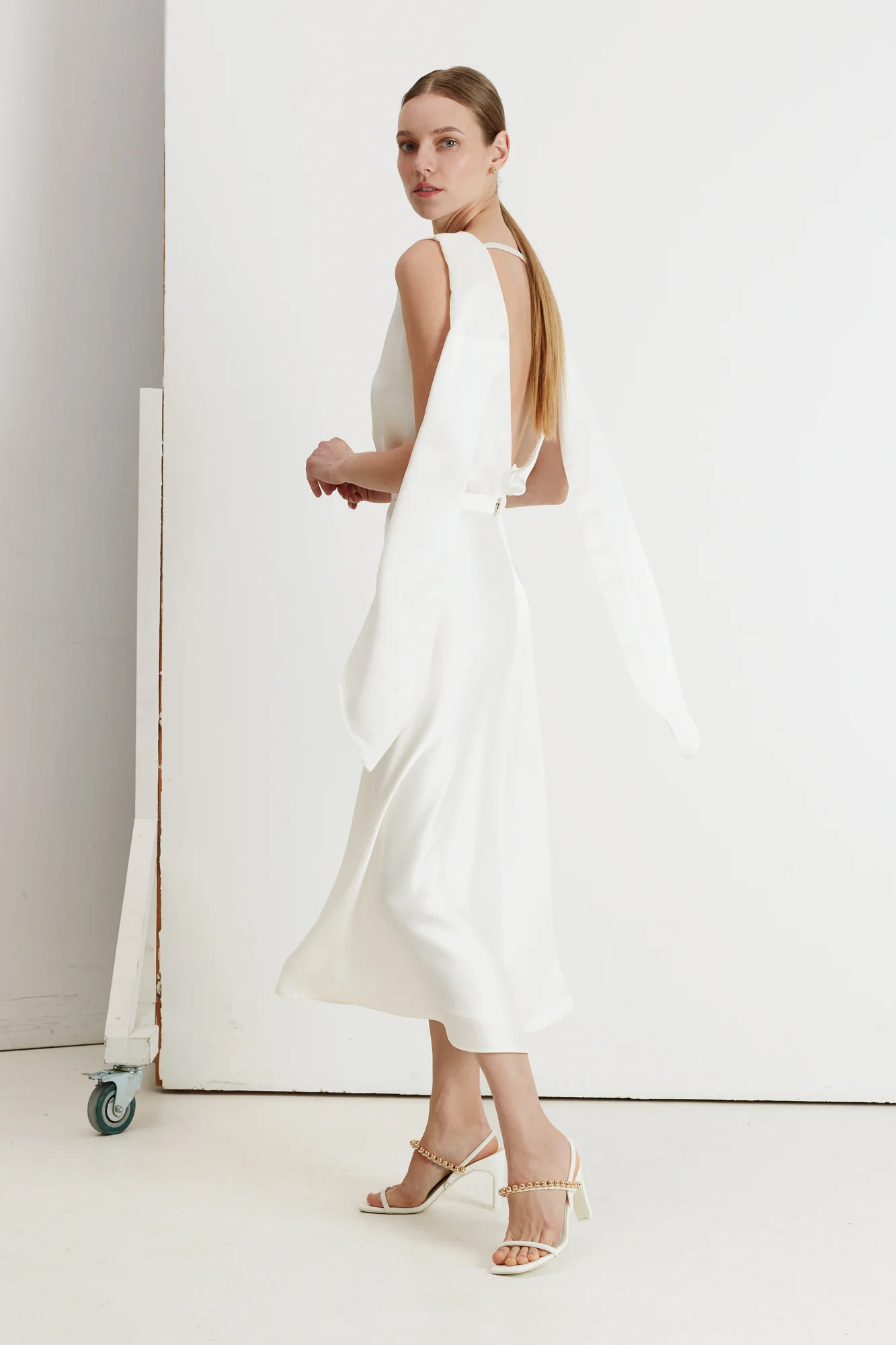 ROSA white satin midi dress with back ribbons - Image 5