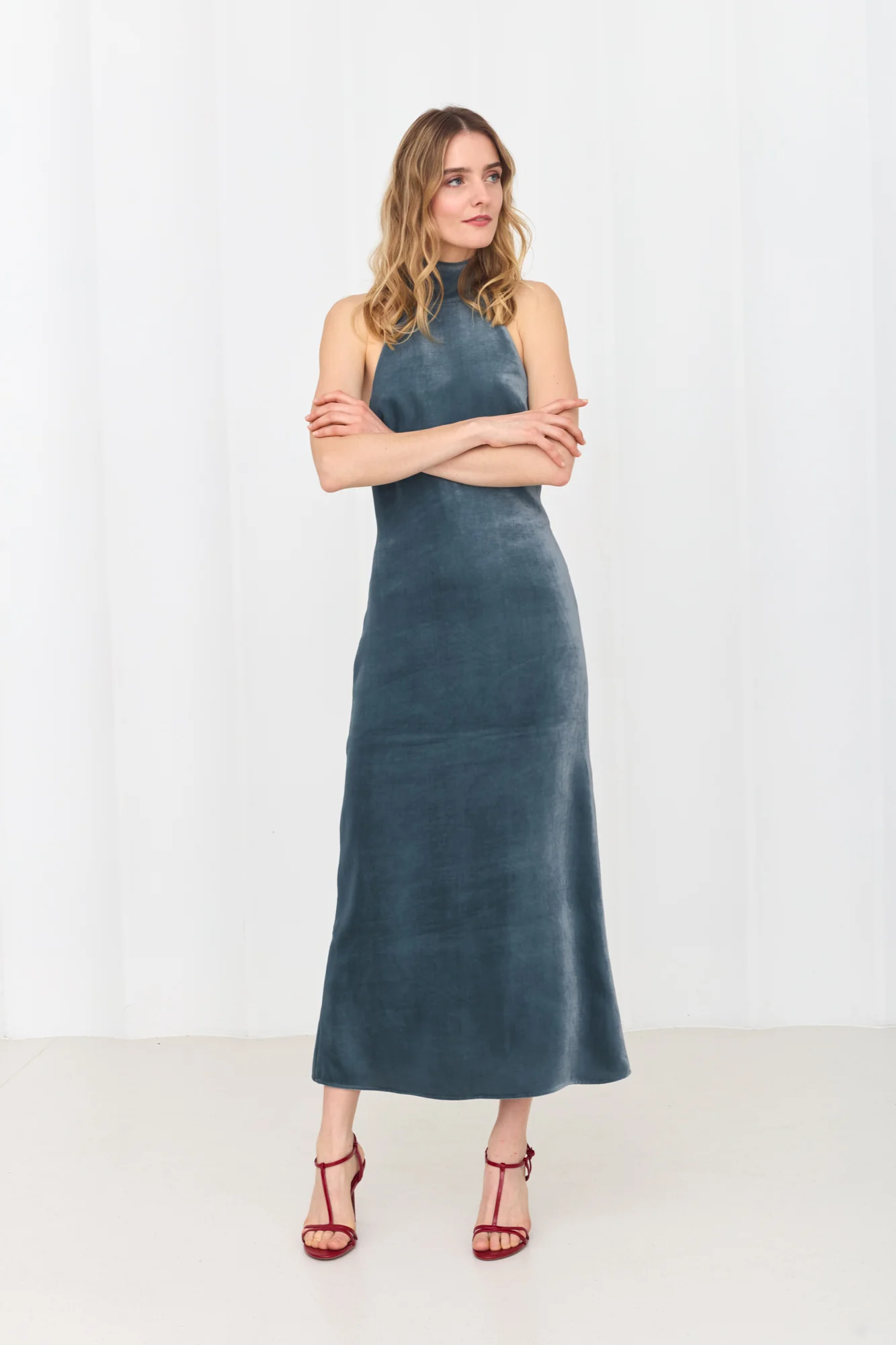 SANDI Sky Blue Velvet Open-Back Midi Dress - Image 3