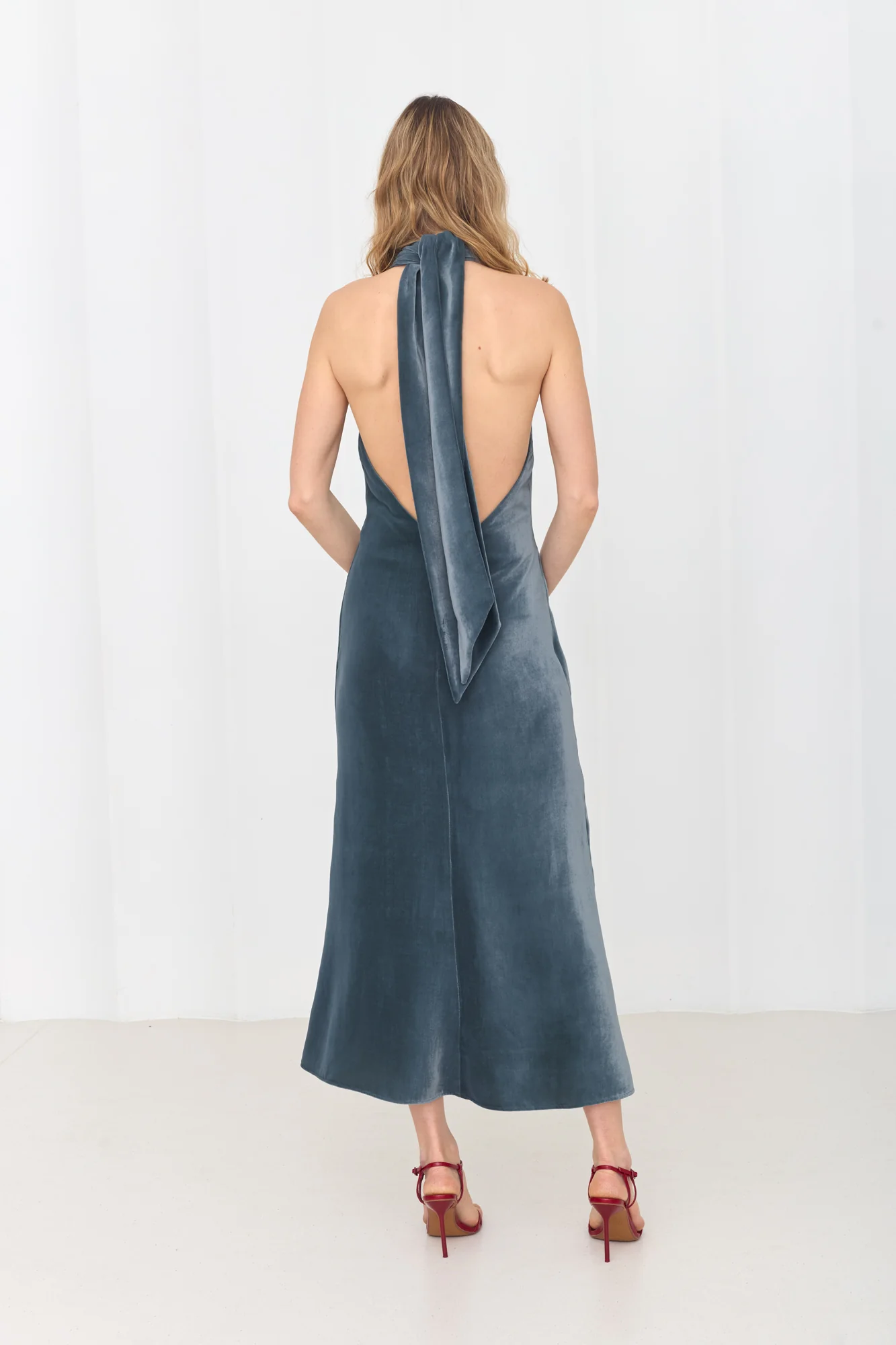 SANDI Sky Blue Velvet Open-Back Midi Dress - Image 6