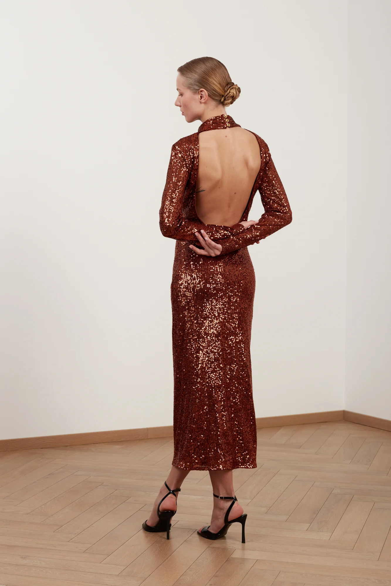 ZAHRA backless long-sleeve brown sequin midi dress - Image 5