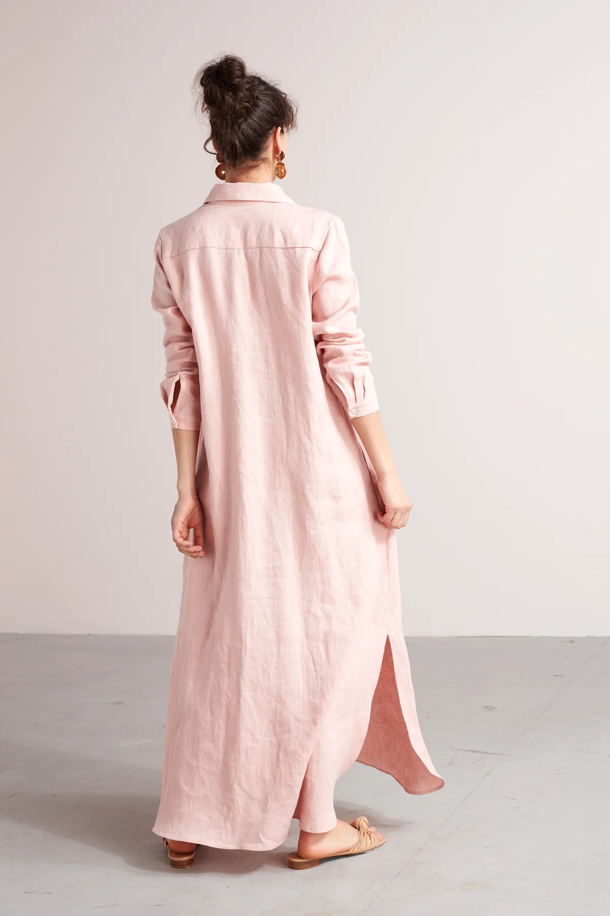 ZUMA A silhouette linen midi shirt dress in dusty pink - Image 4