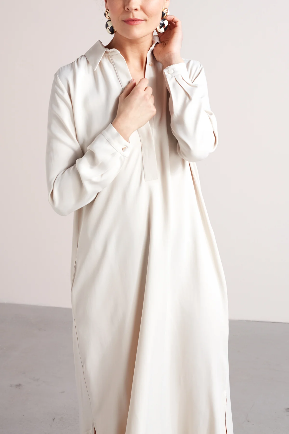ZUMA A silhouette midi shirt dress in pearl white - Image 4